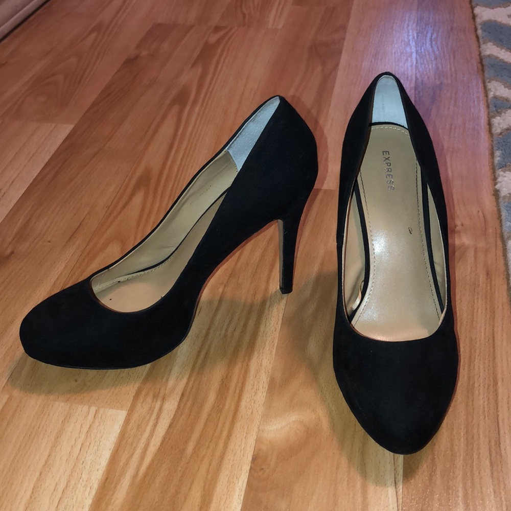 Express Black Pumps